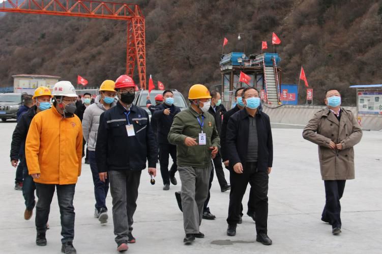 四川省副省長、黨組成員楊洪波在九綿高速LJ9項目調(diào)研疫情防控和復(fù)工復(fù)產(chǎn)情況