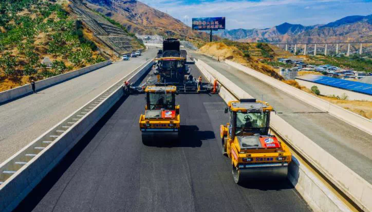 全球首次！無人駕駛壓路機(jī)成群結(jié)隊(duì)“上路”！