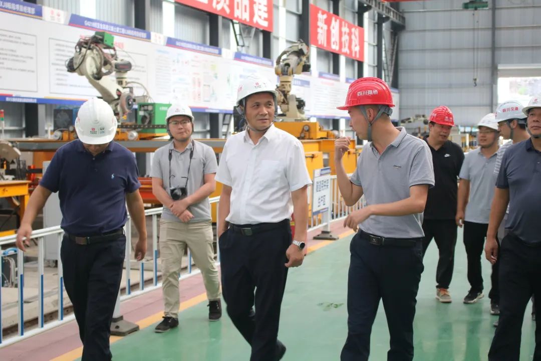 四川路橋黨委委員、紀(jì)委書記朱年紅到宜金高速XJ8標(biāo)檢查指導(dǎo)工作
