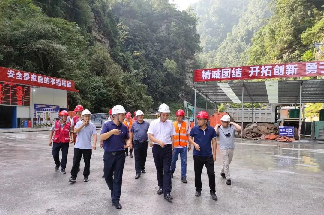 四川路橋黨委委員、紀(jì)委書記朱年紅赴宜金高速公路XJ6項(xiàng)目檢查指導(dǎo)工作