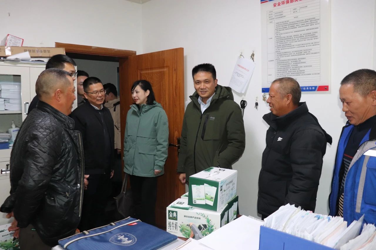四川路橋黨委委員、董事、工會主席朱年紅赴川交公司項目一線開展“冬送溫暖”慰問活動