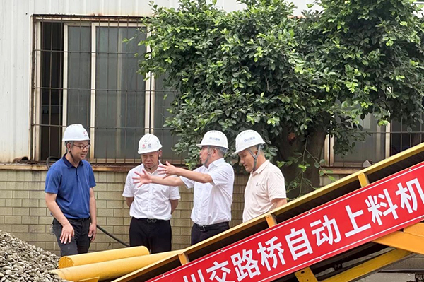 川交公司黨委書(shū)記、董事長(zhǎng)杜江林到S11線拌合站自動(dòng)上料系統(tǒng)疲勞實(shí)驗(yàn)現(xiàn)場(chǎng)指導(dǎo)工作