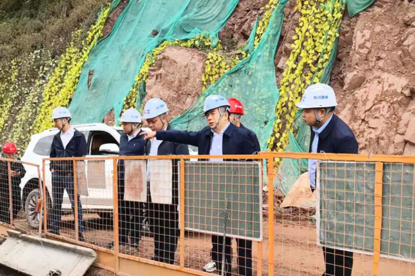 川交公司黨委書記、董事長杜江林一行深入西寧高速公路項目、會祿高速項目開展“五一”節(jié)前安全專項檢查